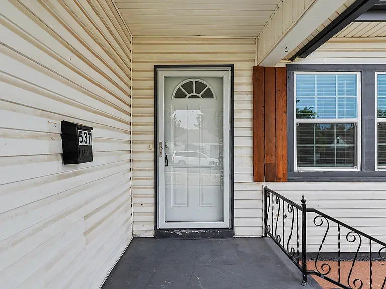 537 SW 46th St — Photo 4