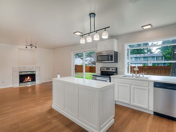 4th image of 1413 205th Street Ct E