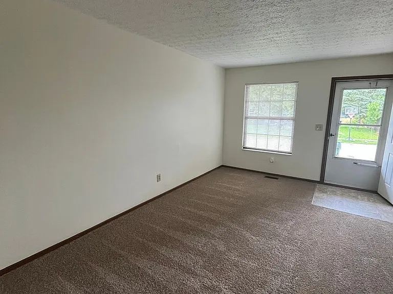8795 Creve Coeur Ln — Photo 6