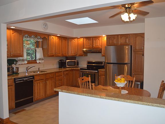 3rd image of 3249 Coyne Ave