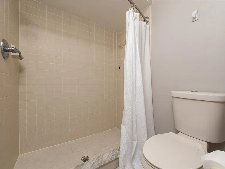 140 Lakepointe Cir — Photo 17