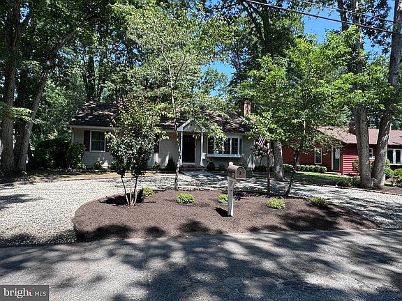 2nd image of 80 Manhasset Trl