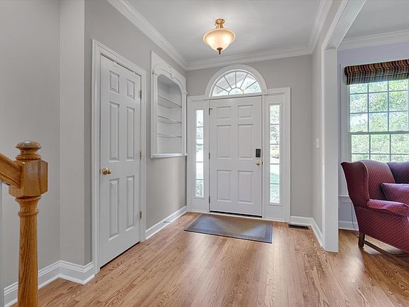 5th image of 504 Manor Ridge Dr