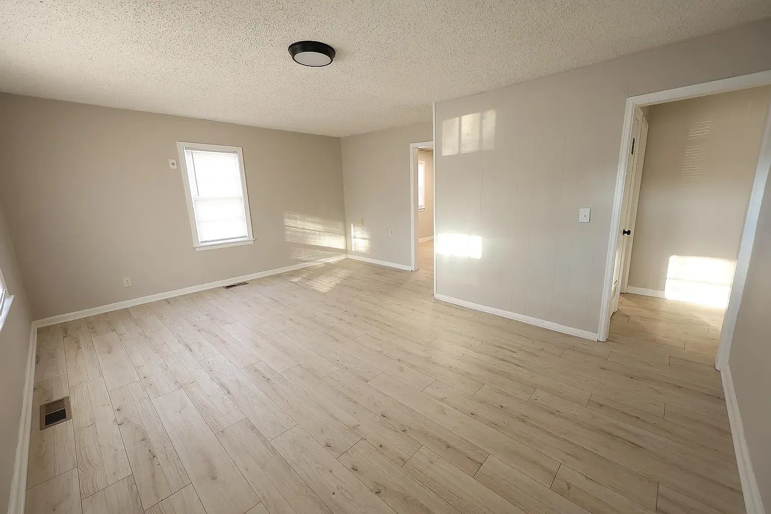 2 bed, 896 sqft, $950 — Photo 2