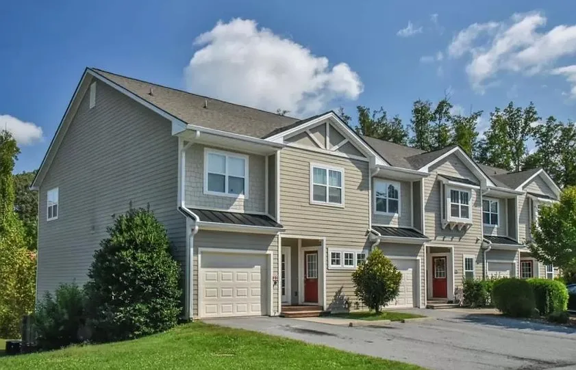 3 bed, 2.5 bath, 2088 sqft, $2,250 — Photo 1