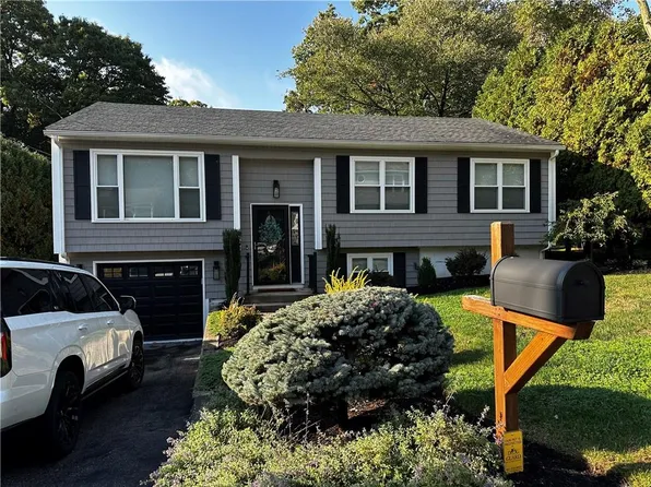 17 Patricia Dr, North Providence, RI 02904