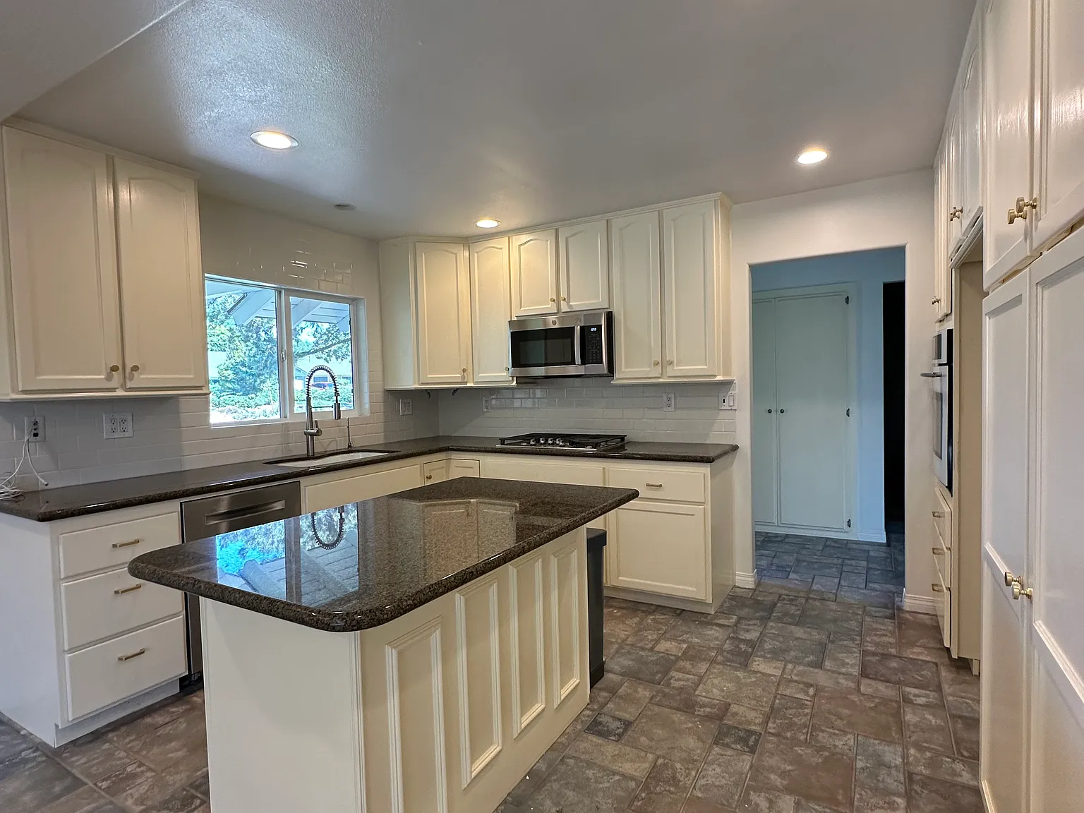 3 bed, 1424 sqft, $4,950 — Photo 2