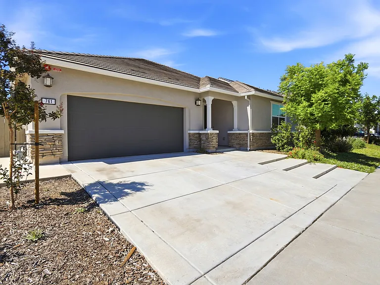 761 Hydrangea Dr — Photo 3