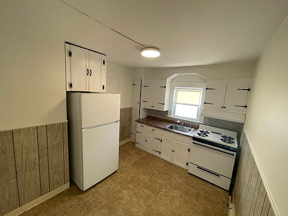 4th image of 126 Hickory Ave Floor 2