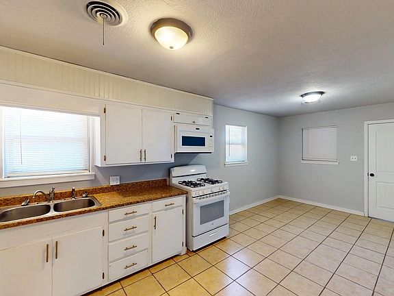 4th image of 302 E 10th St