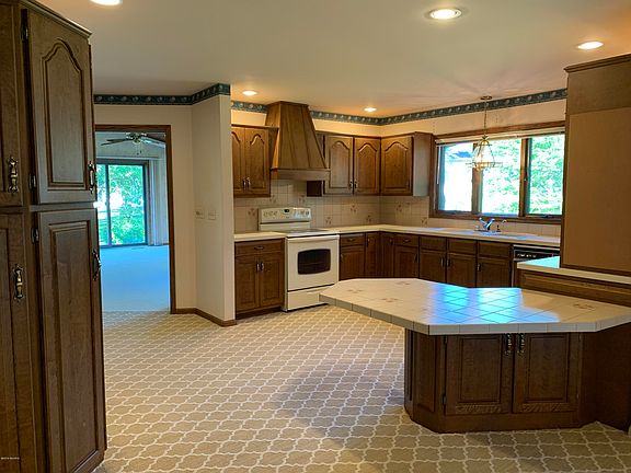 4th image of 1048 Alden Ct