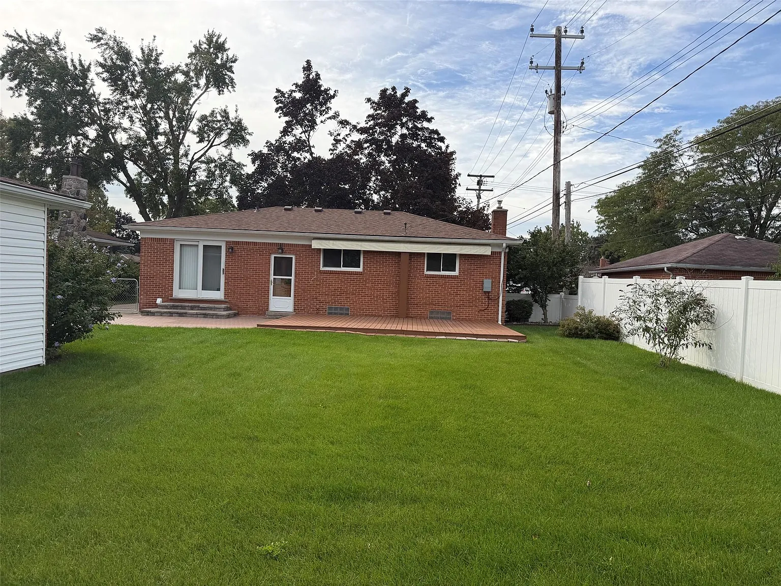 3 bed, 1.0 bath, 1050 sqft, $2,200 — Photo 3