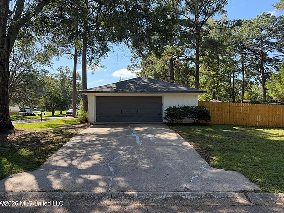 5th image of 33 Pebble Hill Dr