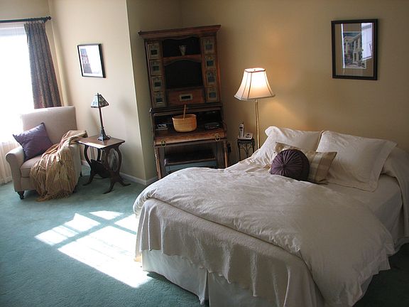 Large MRB w/ reading parlor