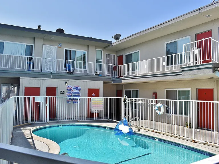 4050 W El Segundo Blvd — Photo 2