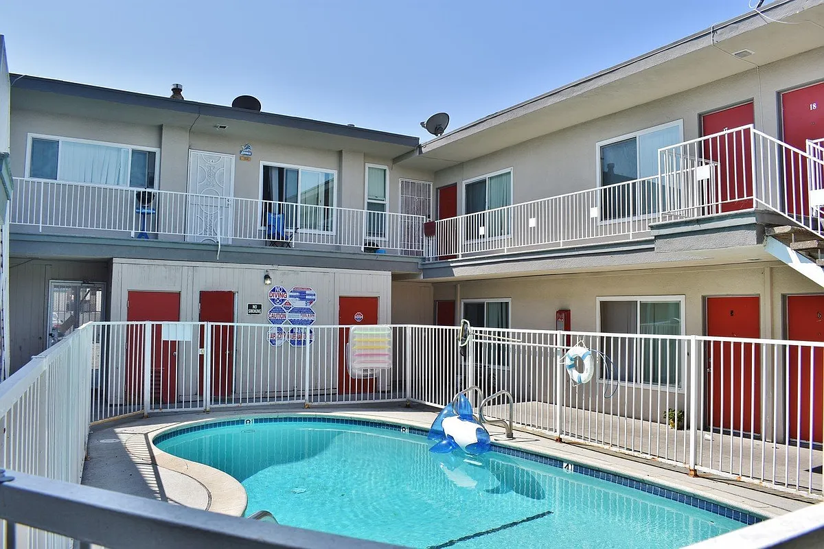 Building Photo - 4050 W El Segundo Blvd