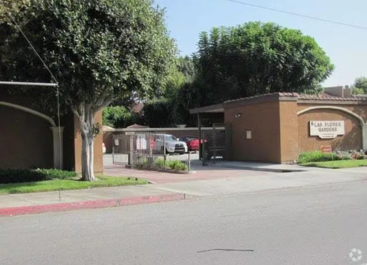 Las Flores Gardens Apartments — Photo 18