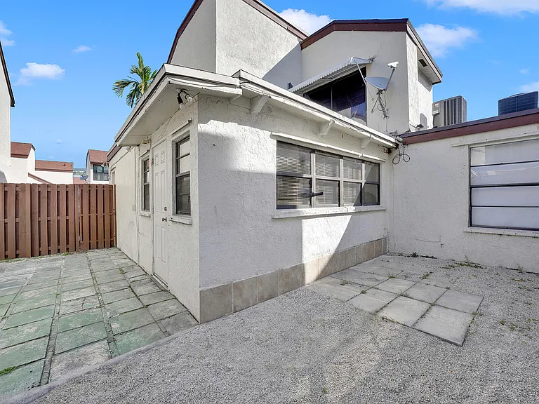 9702 NW 5th Ln #9702 — Photo 17
