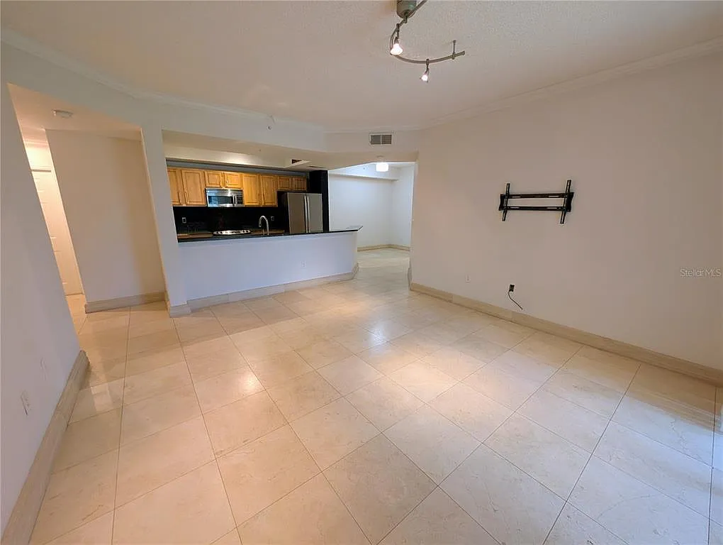 3 bed, 3.0 bath, 1559 sqft, $2,000 — Photo 3