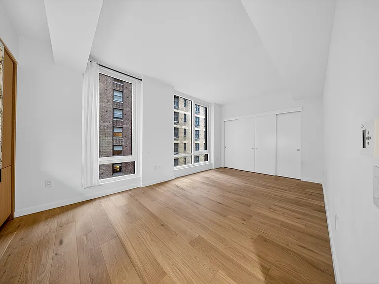 135 E 47th St #8B — Photo 4
