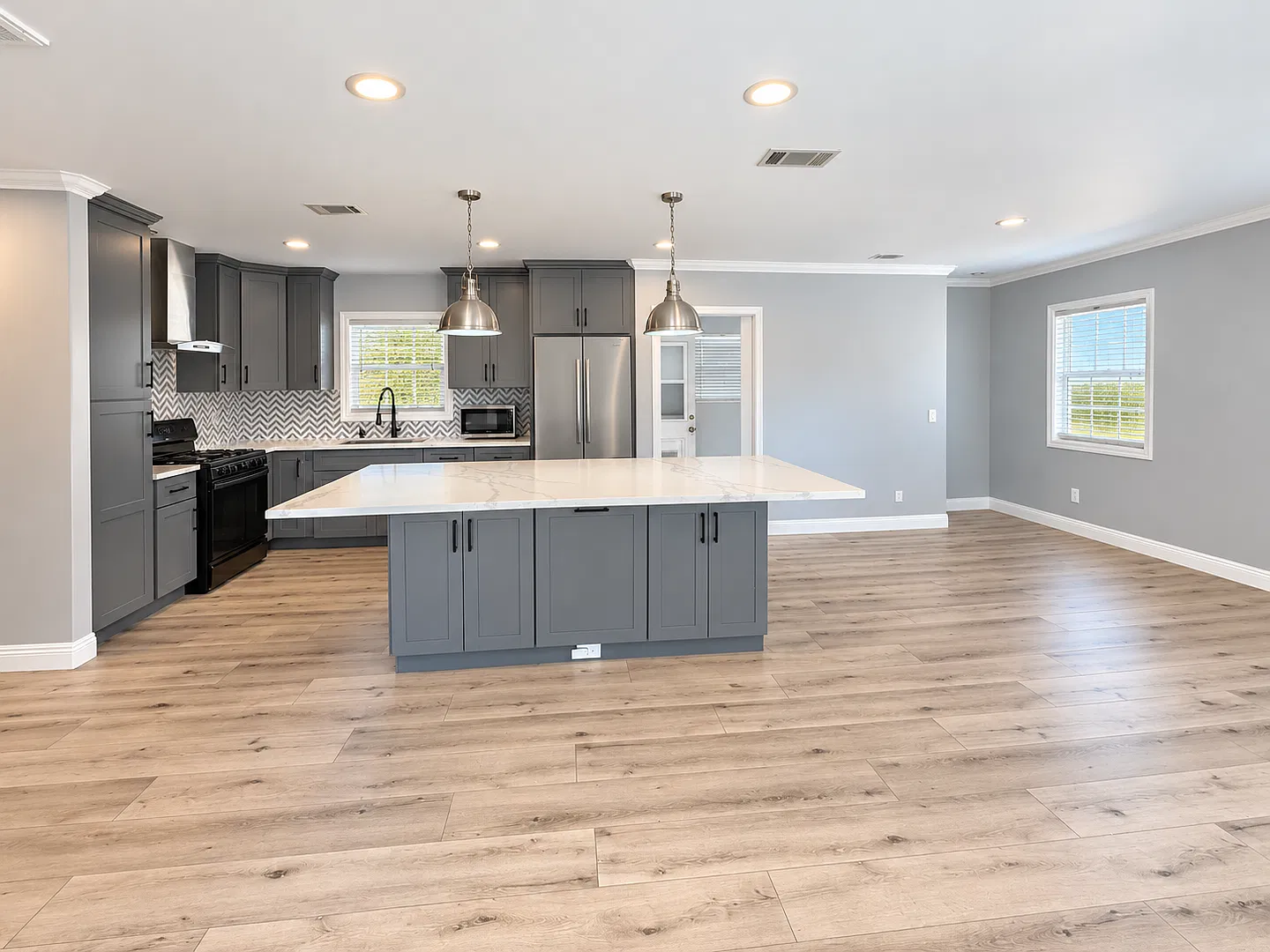 3 Bedroom Home in Pomona — Photo 3