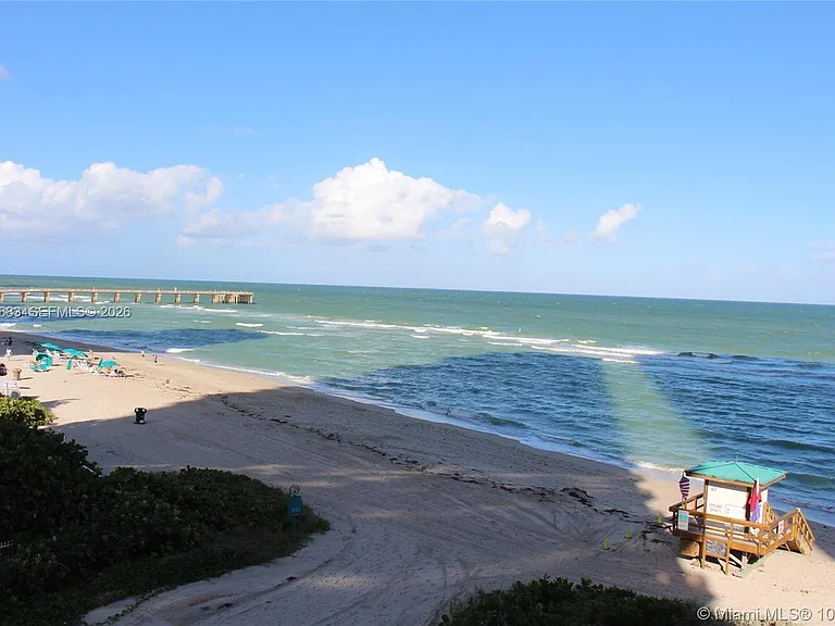 16275 Collins Ave — Photo 31