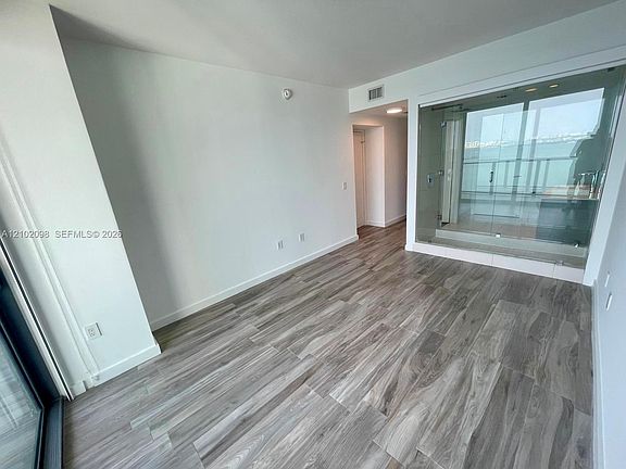 5th image of 460 NE 28th St APT 1802