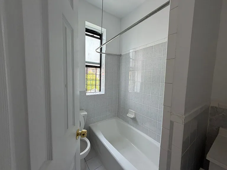3230 Steuben Ave #D1 — Photo 4