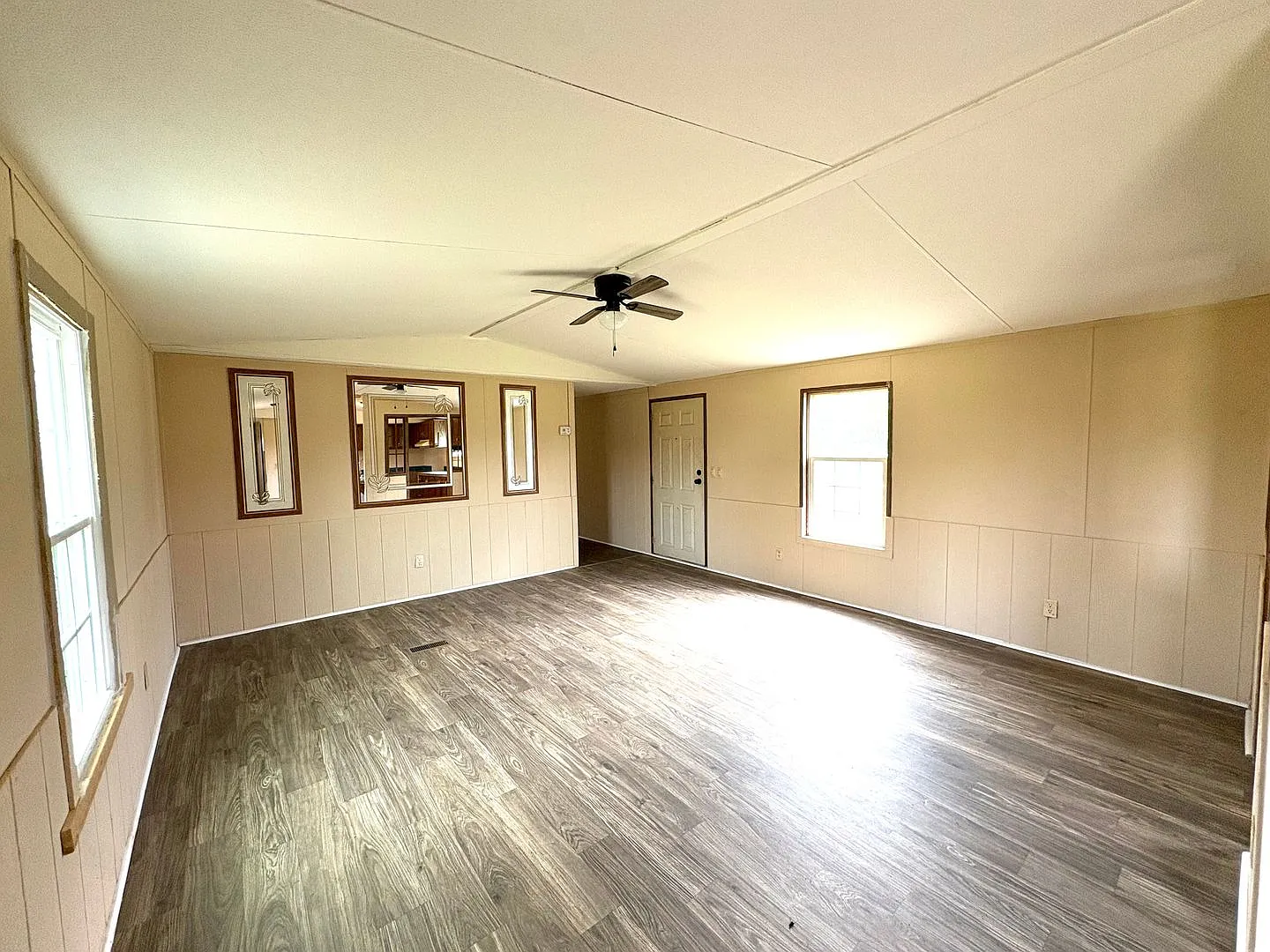 Spacious 3-Bedroom Home with 2 Baths in Park City — Photo 2