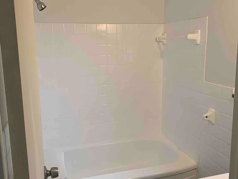 18424 Lake Shore Blvd #5 — Photo 3