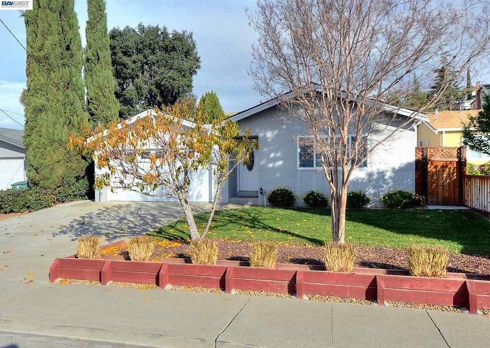 Safe family neighborhood in the foothills!
