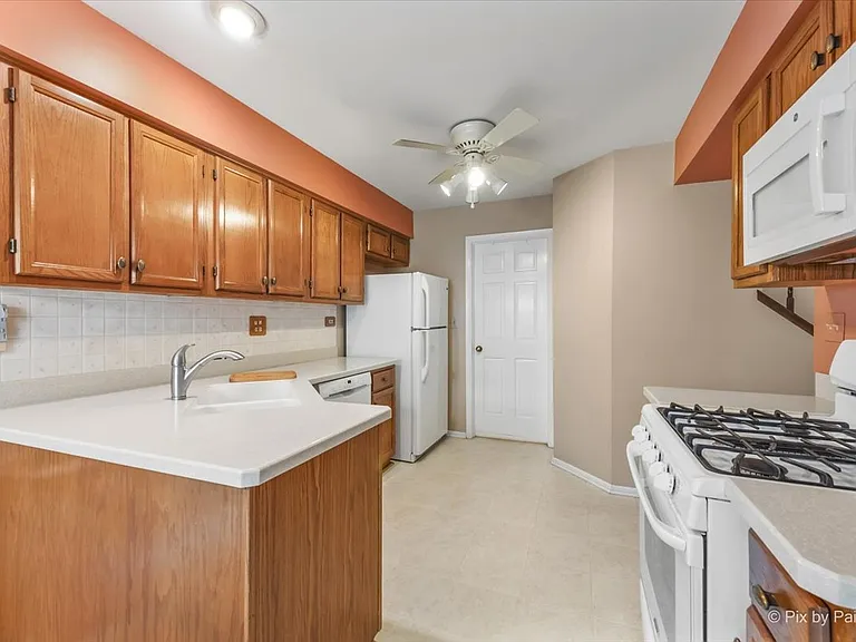2106 Glasgow Ct — Photo 3