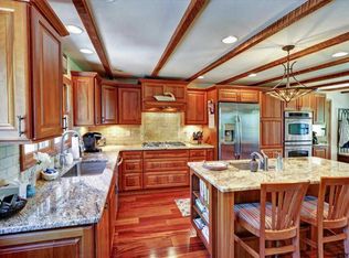 7 Howe Ln, Troy, NY 12180