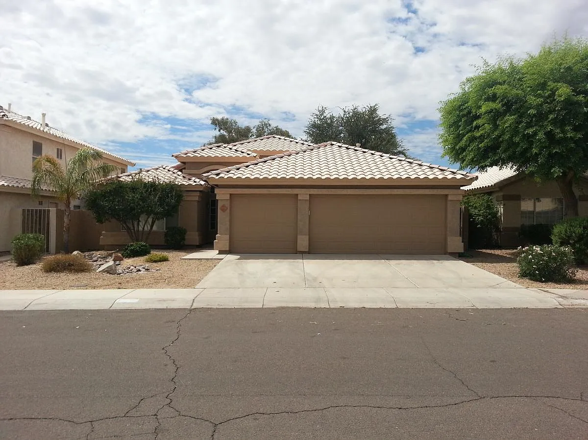 4 bed, 1900 sqft, $2,600 — Photo 2