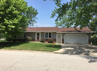 303 1st St, Congerville, IL 61729