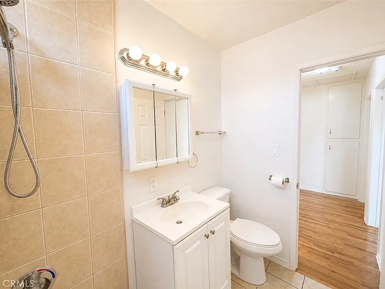 1372 W 36th St #4 — Photo 14