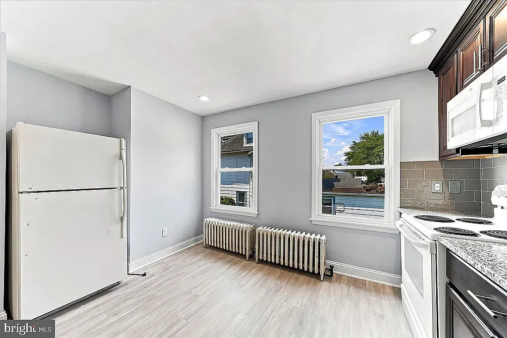 Renovated 1BR/1BA Apartment with Granite Kitchen & In-Unit Laundry — Photo 3