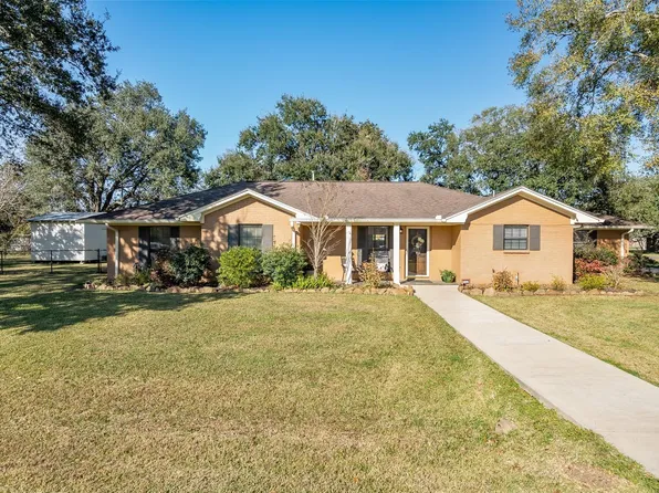 105 Alice St, Anahuac, TX 77514