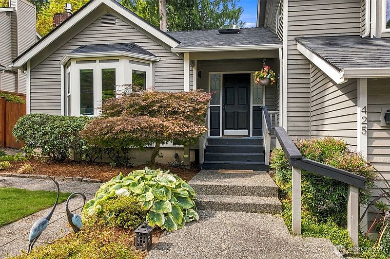 3rd image of 425 Jasmine Place NW