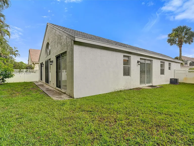 6931 NW 34th St — Photo 37