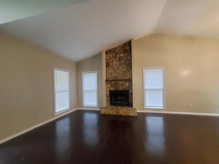 3317 Windsor Dr — Photo 3