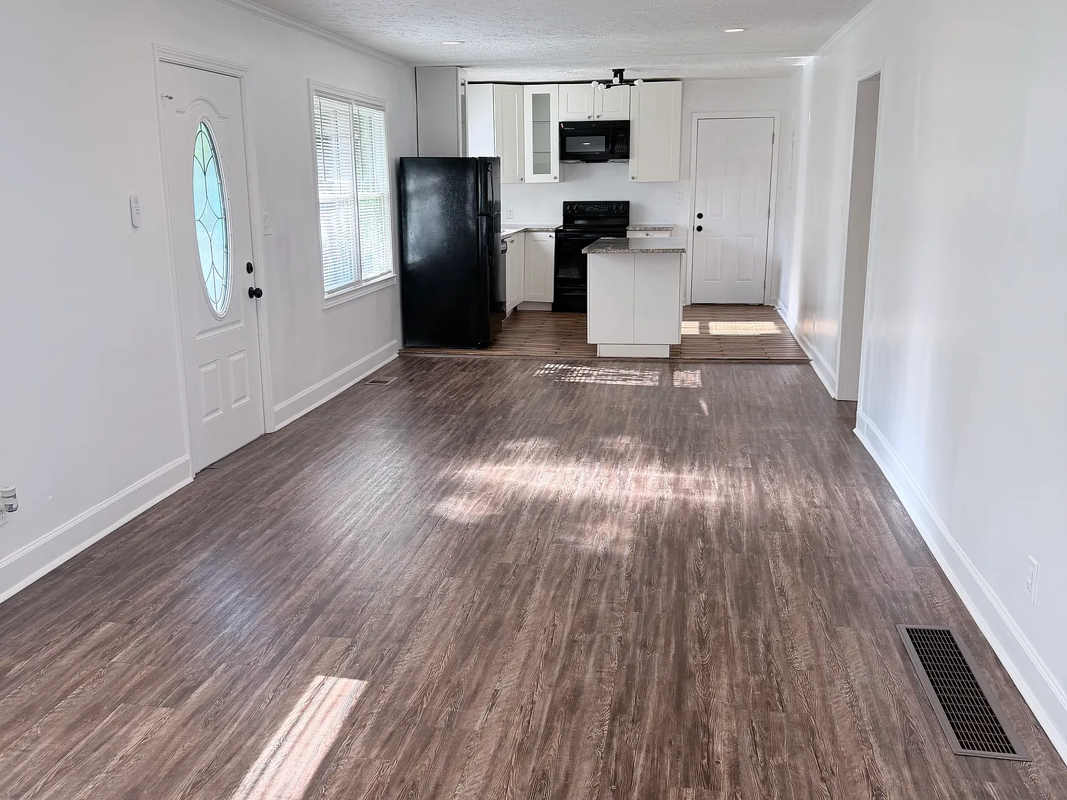 3 bed, 1217 sqft, $1,750 — Photo 3