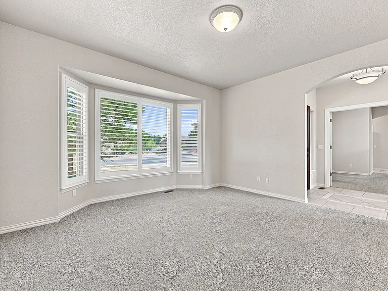 2425 Vanreen Dr — Photo 4