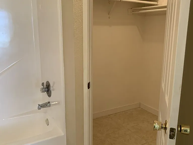 211 Hunters Ln — Photo 6