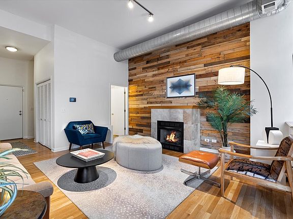 5th image of 1137 N Wood St APT 1F