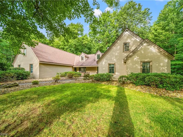 10379 Sawmill Dr, Chardon, OH 44024