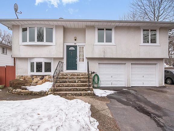 3rd image of 12 Spruce Dr