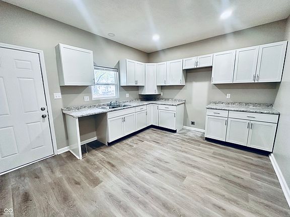 5th image of 714 W Charles St