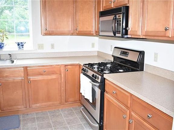 4th image of 38 Hillside Ct S