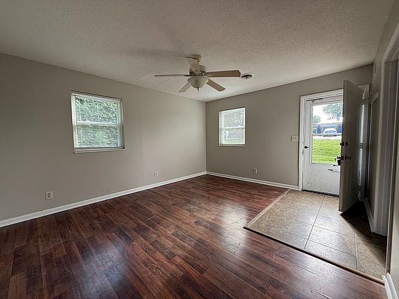 4th image of 204 Pinecrest Dr APT 4